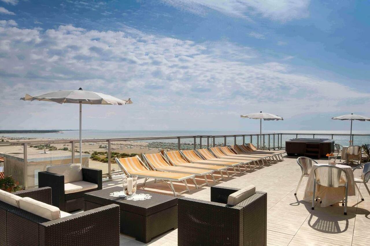 Hotel Karinzia Каорле Экстерьер фото