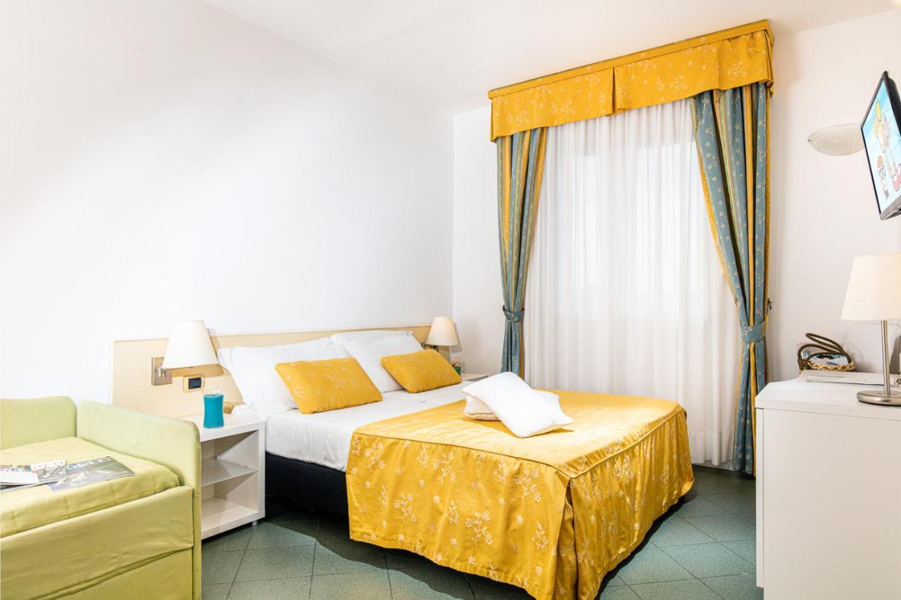 Hotel Karinzia Каорле Экстерьер фото