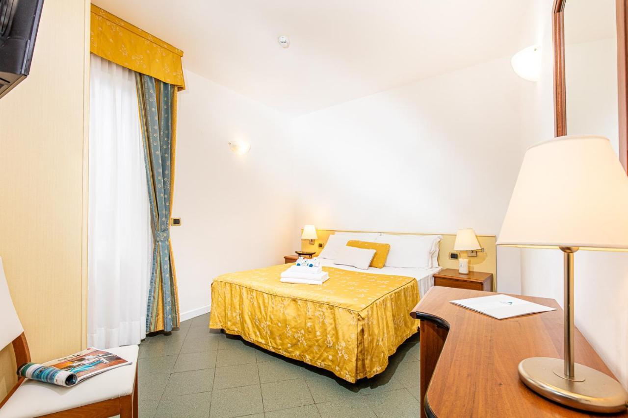 Hotel Karinzia Каорле Экстерьер фото